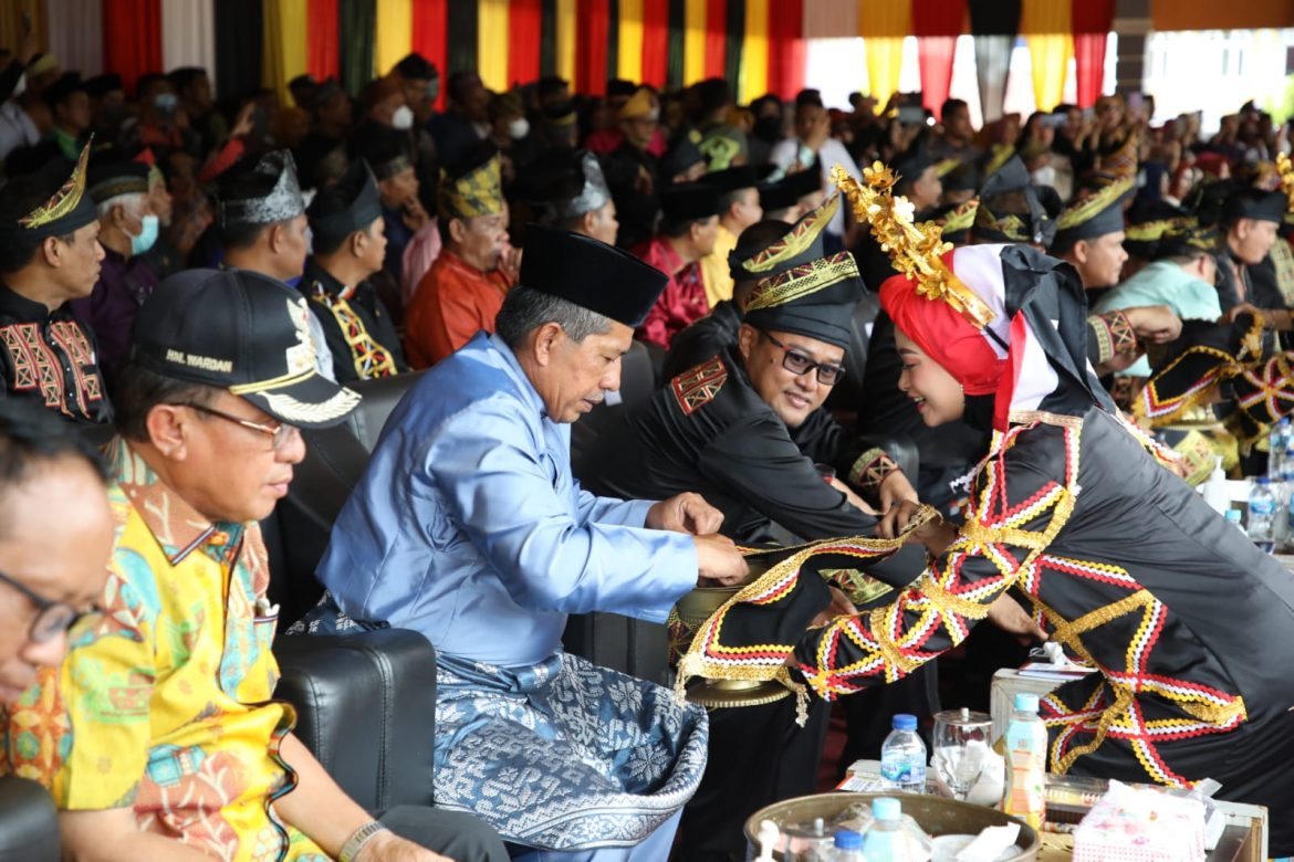 Bupati Siak Alfedri saat menghadiri undangan pada pembukaan event Pacu Jalur di Lapangan Limuno, alun-alun Kota Taluk Kuantan Kabupaten Kuantan Singingi, Minggu (21/8/2022) Foto: Porkompin Kab.Siak