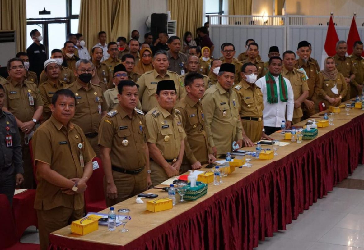 Bupati Siak bersama Bupati dan Walikota se Propinsi Riau, di Gedung Daerah Balai Serindit Komplek Gedung Daerah Provinsi Riau Kota Pekanbaru, Selasa (30/8/2022). Foto: infokomKab.Siak
