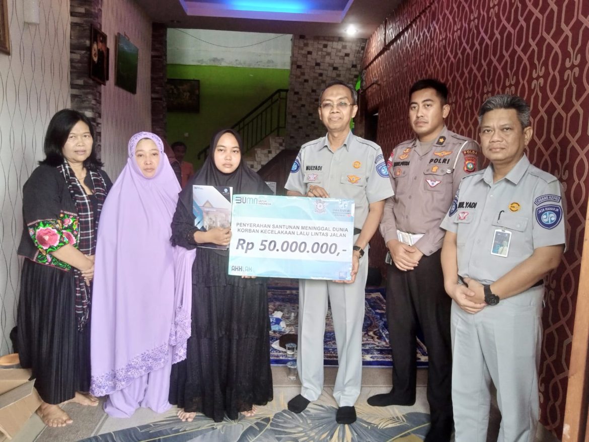 Jasa Raharja Kepri menyerahkan santunan kecelakaan meninggal dunia kepada ahli waris
