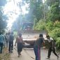 Dalam Kondisi Hujan, Warga Desa Selayar Kompak Gotong Royong Bersama Kapolsubsektor Perbaiki Jalan Rusak