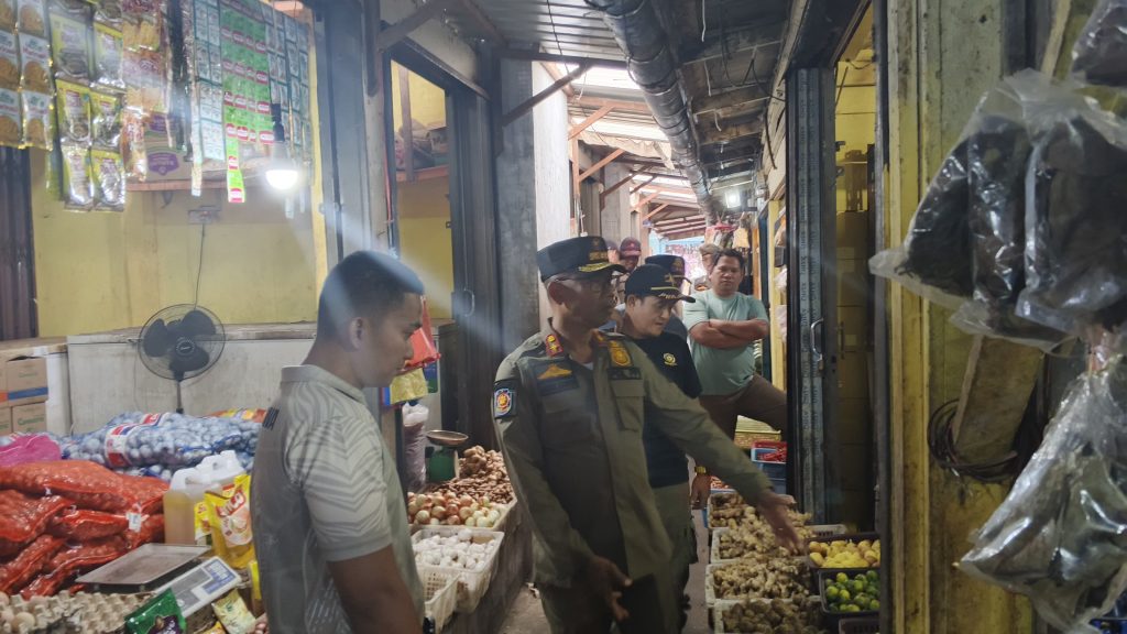 Patroli Satpol PP di pasar Anambas